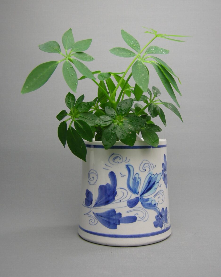 2088 - vintage bloempot gesigneerd handbeschilderd wit - blauw