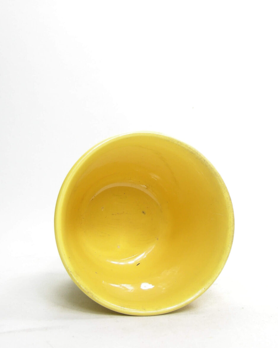 2103 - vintage bloempotje op stokjes gebakken geel