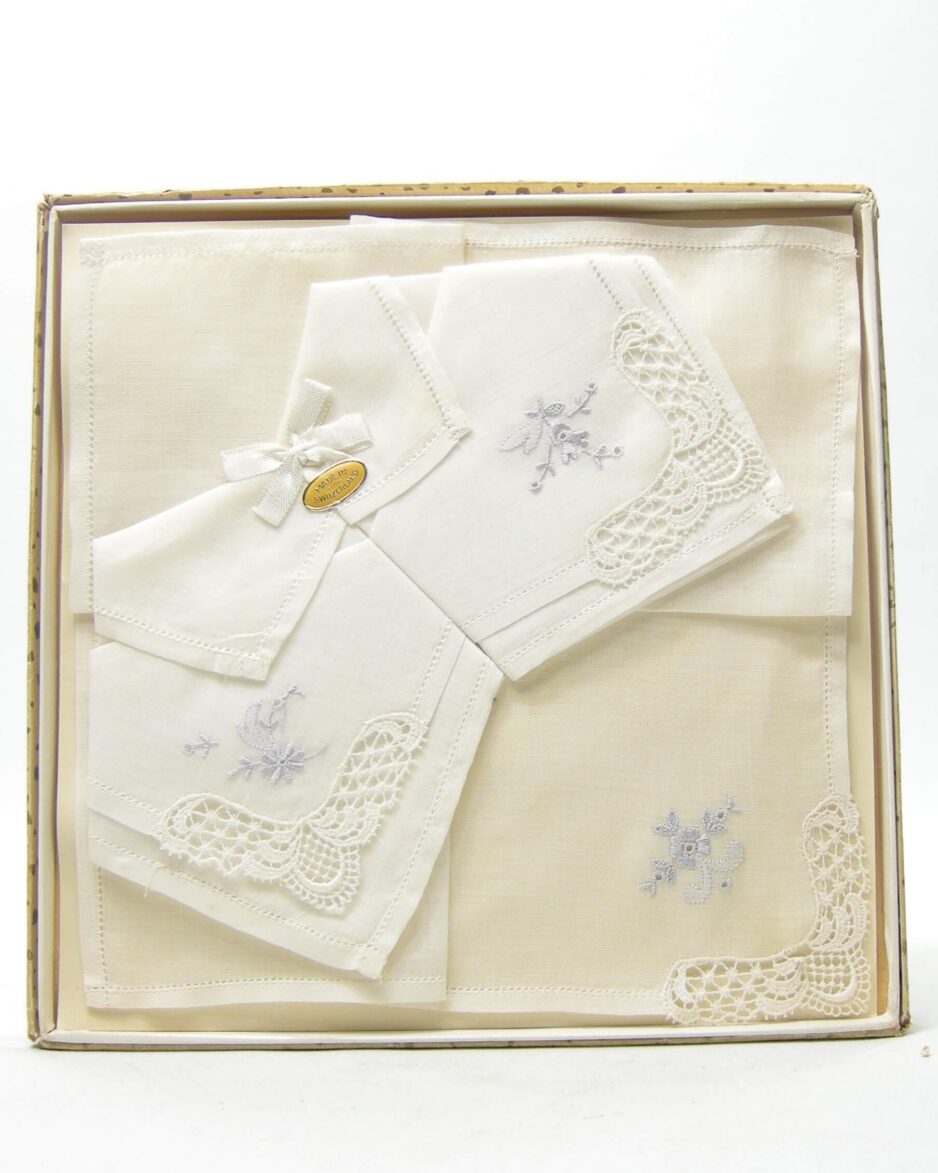 2277 - vintage geborduurde zakdoekjes made in Switzerland