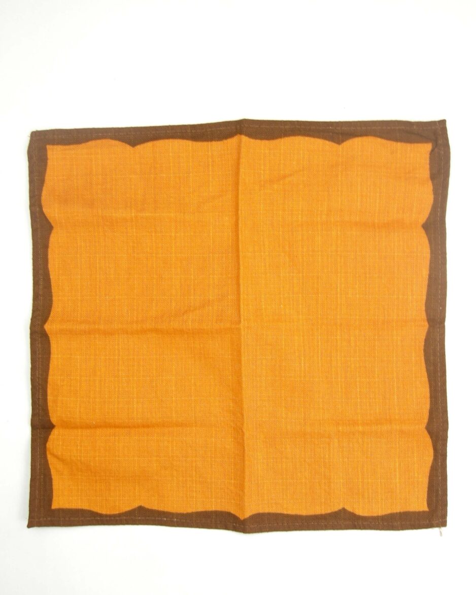 2354 - vintage placemat met servet oranje bruin