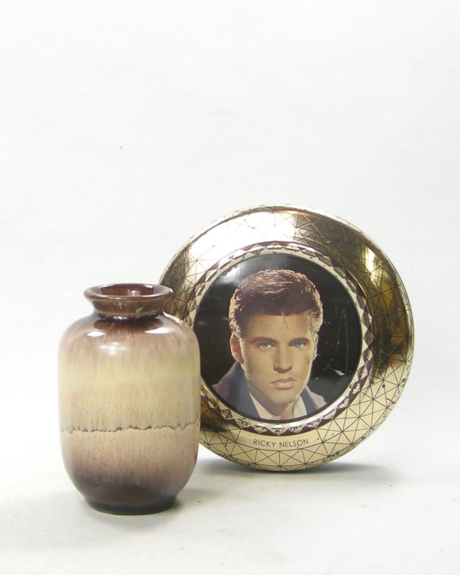 2514-2515 - vintage blikje Ricky Nelson en vaasje bruin tinten