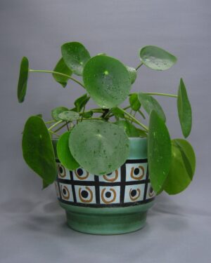 2641 - vintage bloempot op stokjes gebakken