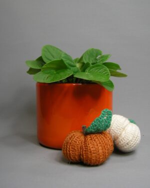 2672- vintage bloempot op stokjes gebakken