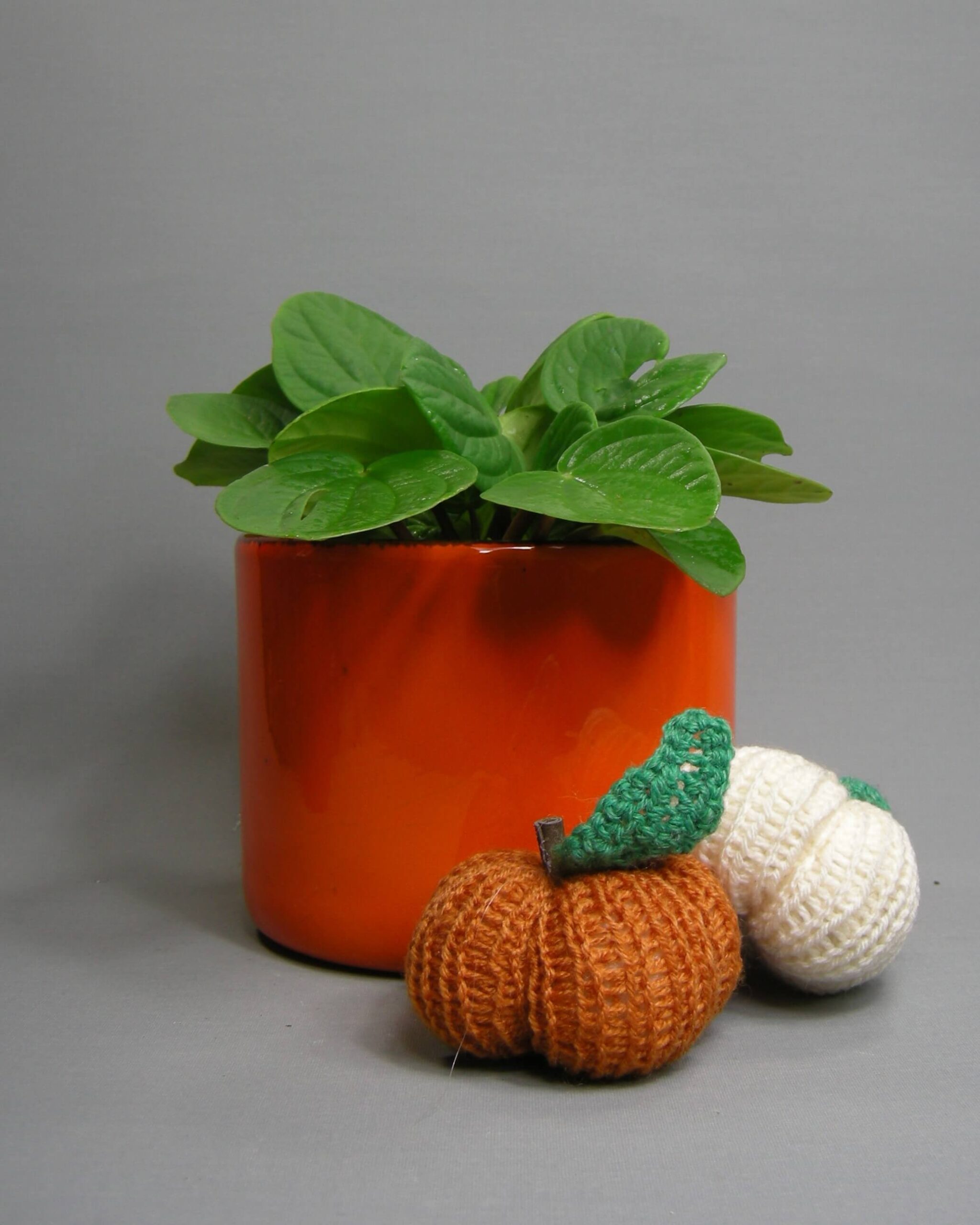 2672- vintage bloempot op stokjes gebakken