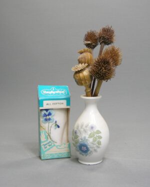 2846-2848- vaasje Wedgwood en zakdoekje